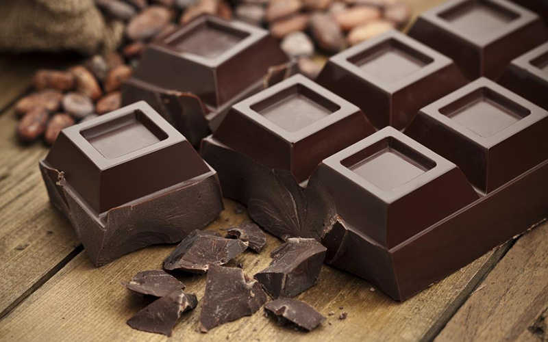 Chocolate đen rất giàu phenylethylamine - một chất xúc tác giúp tâm trạng trở nên hưng phấn