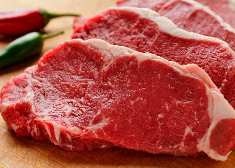 Một miếng thịt bò tái hay bít tết sống hoặc thịt gà chưa được nấu chín kỹ đều mang theo vi khuẩn Listeria không tốt cho thai nhi.