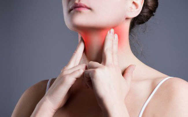 Bị đau họng, ho liên tục và có thể bị viêm amidan