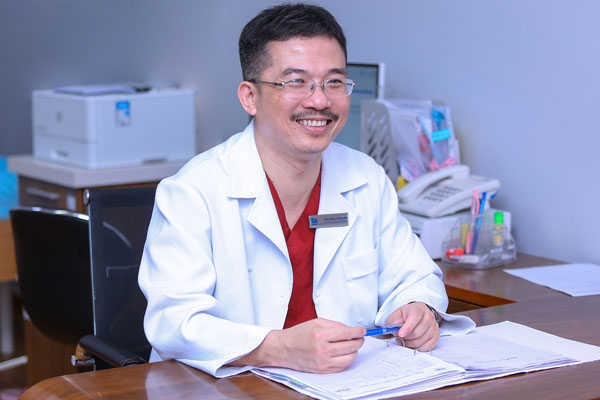 Phó giáo sư. Tiến sĩ. Bác sĩ Lê Hoàng