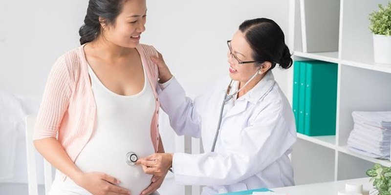 Mẹ bầu nên đi khám thai định kỳ để theo dõi sức khỏe em bé