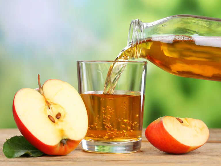 Uống nước ép giấm táo và nha đam chữa bệnh trĩ