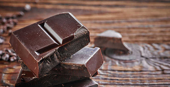 Bị mụn nhọt nên kiêng ăn socola: 