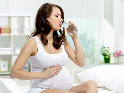 Mang thai 3 tháng đầu nước tiểu màu vàng đậm nên làm gì?