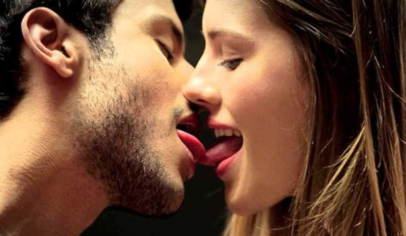 Vì sao nhiều cặp đôi thích hôn lưỡi?