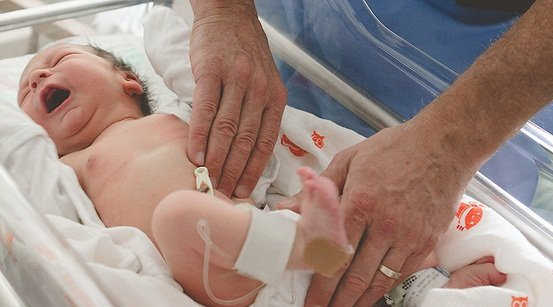 Tràn dịch tinh hoàn ở trẻ sơ sinh