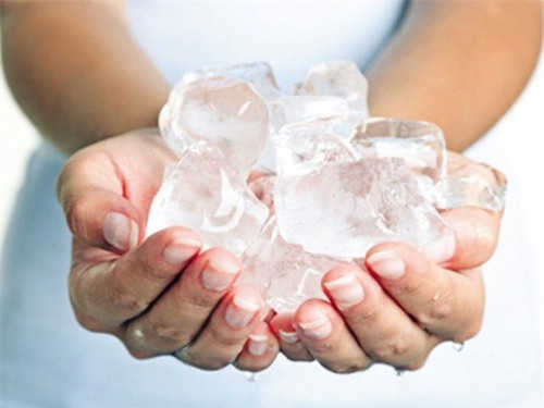 Sử dụng đá để chườm lạnh giúp giảm sưng đau vùng kín