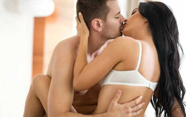 Dương vật chạm vào âm vật có thai không? Dấu hiệu nhận biết mang thai