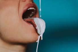 Nuốt tinh trùng có tốt không khi lỡ xuất tinh vào miệng?