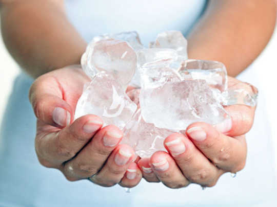 Cách điều trị mụn rộp sinh dục tại nhà: Dùng đá lạnh để chườm