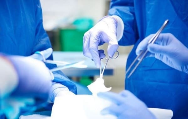 Cách chữa nứt kẽ hậu môn hiệu quả: Can thiệp ngoại khoa cắt mô tổn thương