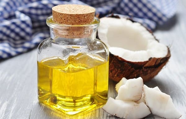Làm gì khi bị nứt kẽ hậu môn - Bôi dầu dừa