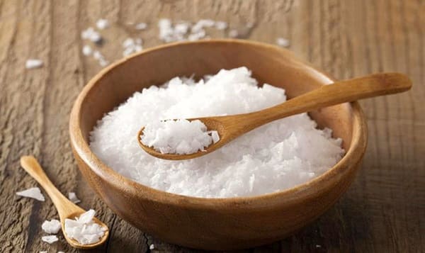Nứt kẽ hậu môn ngâm nước muối nên thực hiện như thế nào?