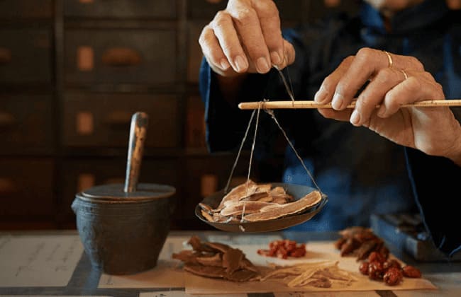 Nên hay không dùng thuốc Đông y chữa nứt kẽ hậu môn?